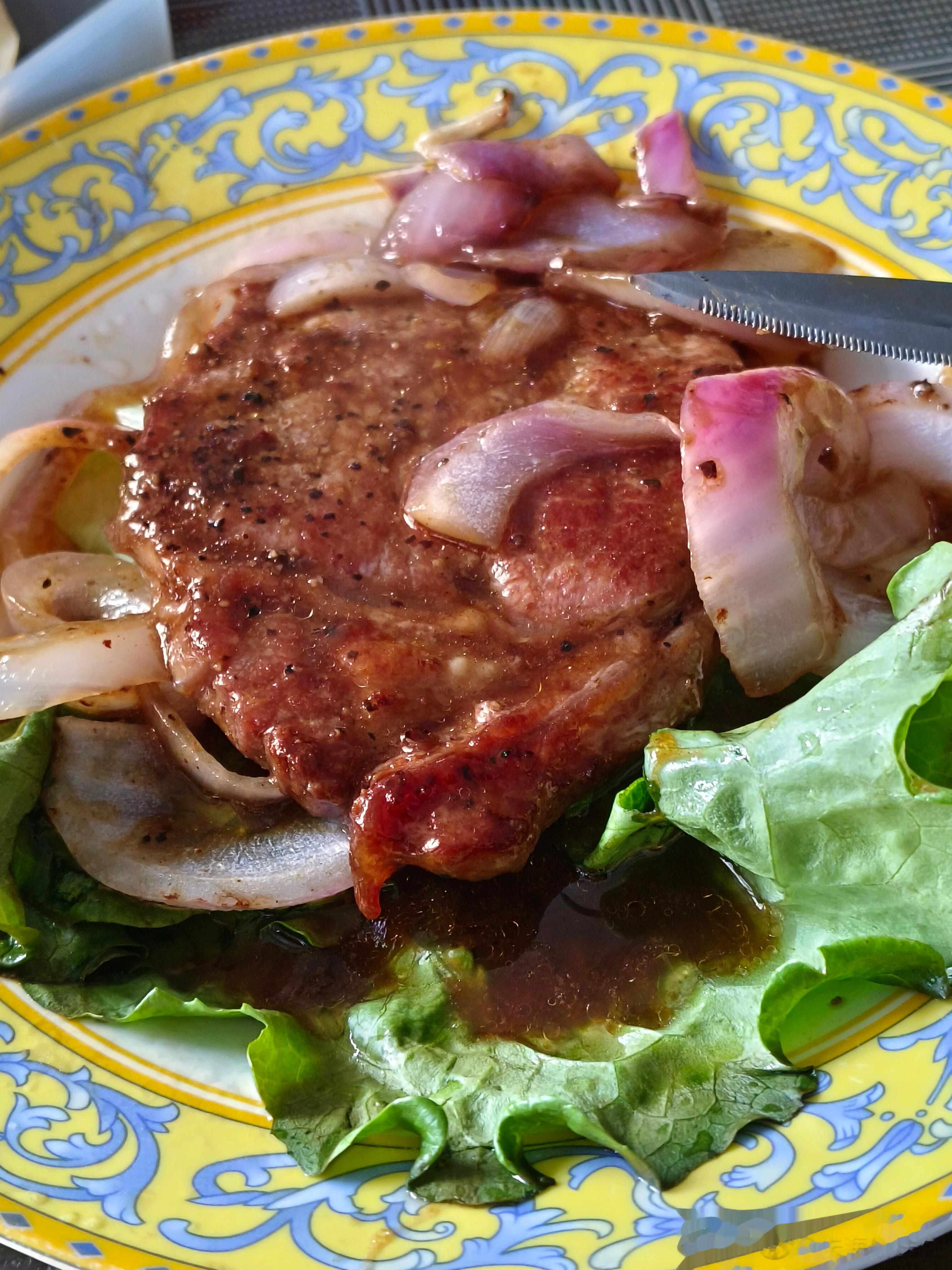 【减肥的人应该怎么吃？】 减肥最基本的原则就是从控制饮食和加强运动两个方面着手。