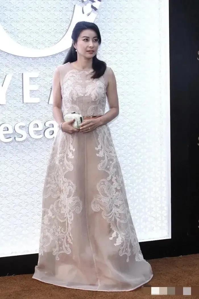 她难得打扮高调一回，看起来真是仪态万千啊！

她是最不像豪门贵妇的豪门媳妇，却以