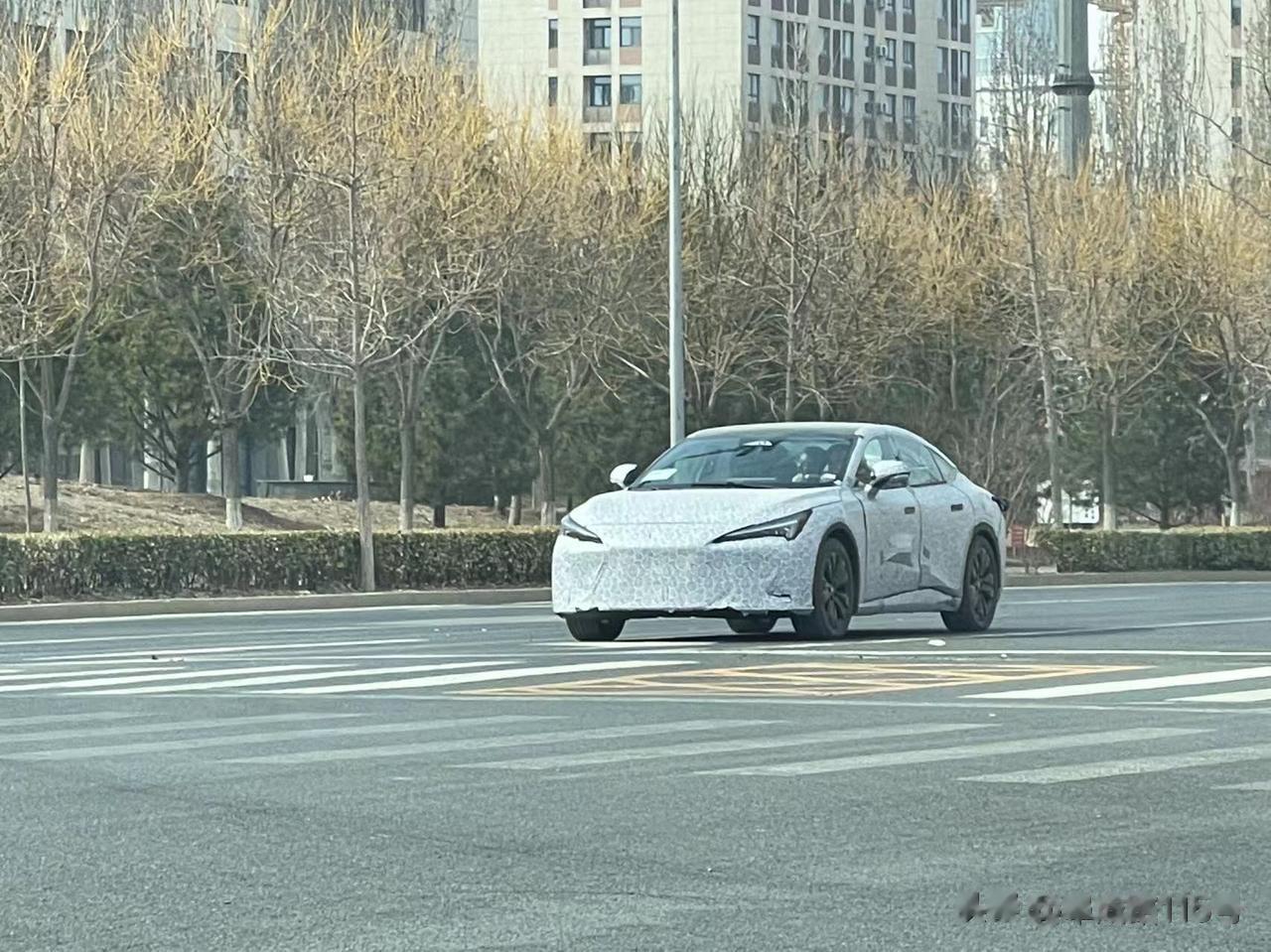 路遇伪装车，有人能猜出它是哪个品牌的哪款车吗？