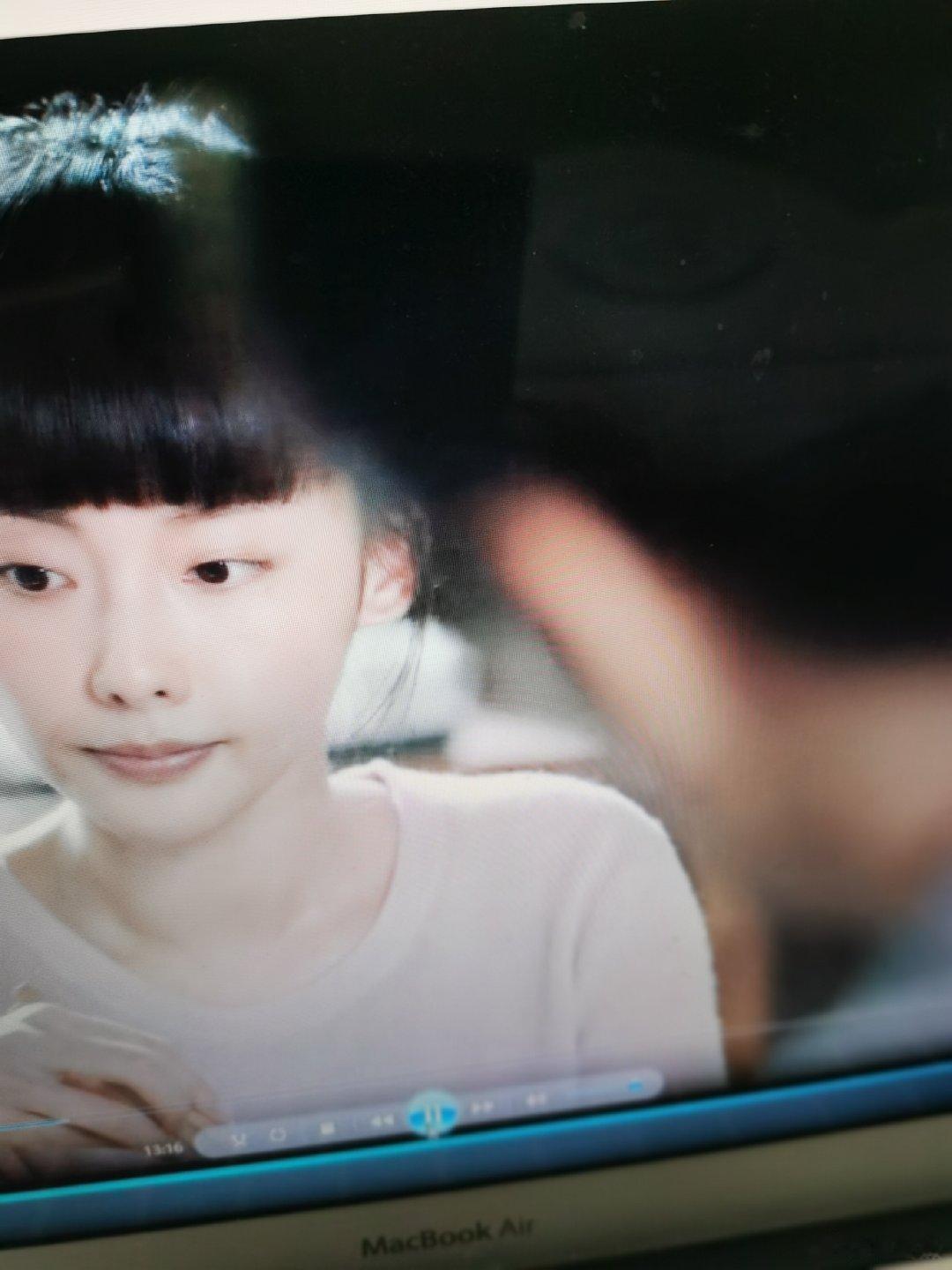 听说有个电视剧叫人生之路，是根据路遥的人生改编的，兴冲冲的找来看第1集。结果，8