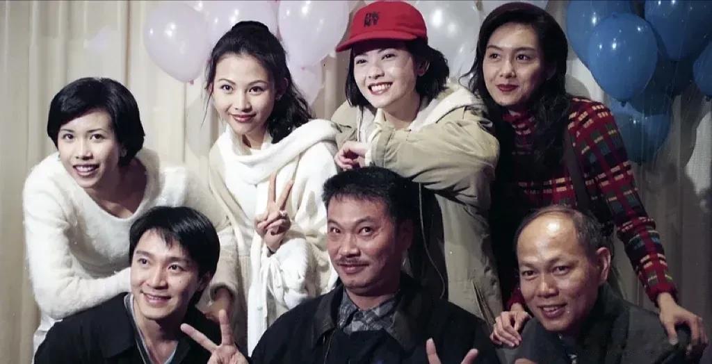 真是让人唏嘘，在这张照片中，蓝洁瑛与吴孟达已不在人世，而在电影中爱得轰轰烈烈、感