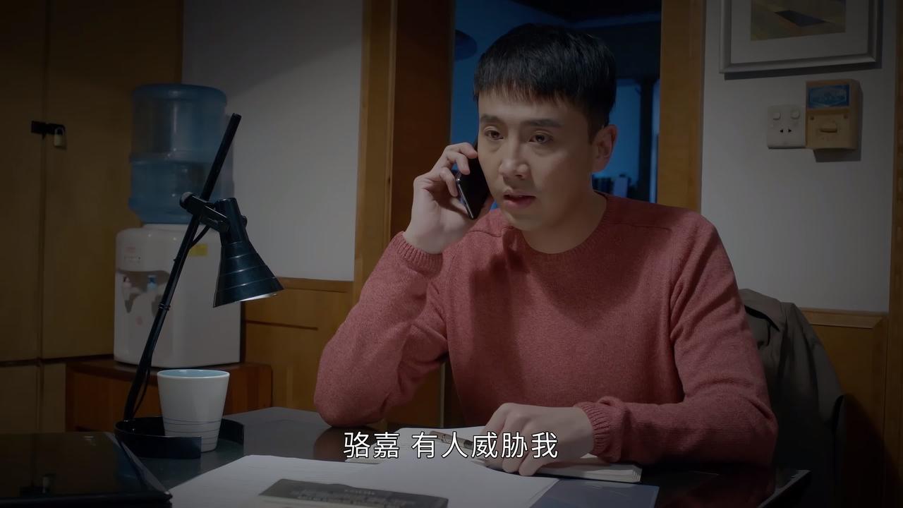 深夜，男人接到前女友电话，对方慌张地说：有人威胁我，你能来救我吗？男人问清地址后