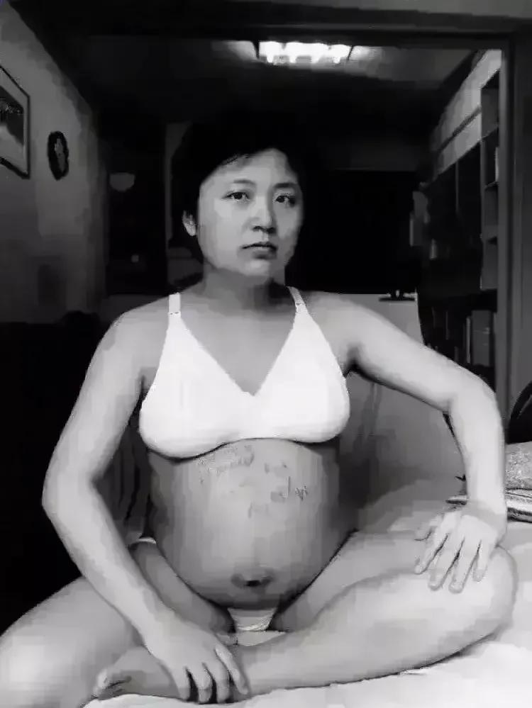 每张照片都是由一位母亲自己拍摄的，这不仅非常有创意，也是母爱的体现。从怀孕到男孩