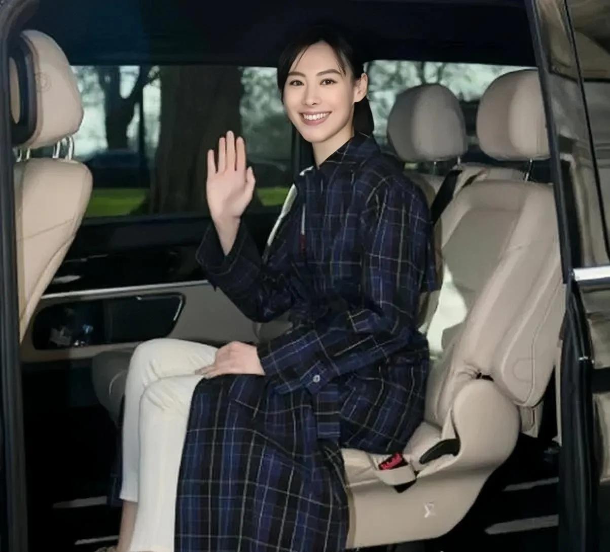 梁洛施已经开始称呼李嘉诚为公公了！
	
李泽楷更是在她的臂弯里笑成少年：“如果你