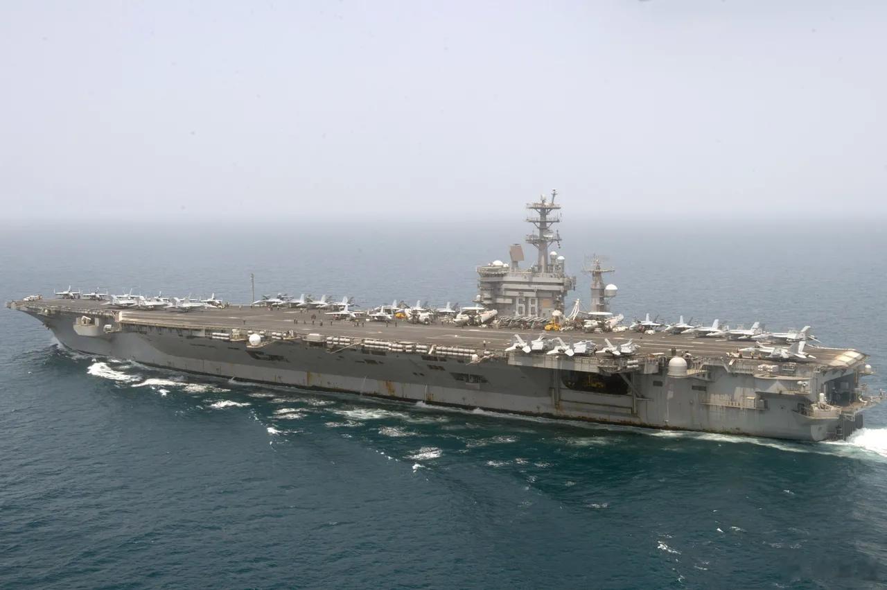 美国海军的“尼米兹”号航空母舰（CVN-68）已经在南海部署了整整一个月，还不包