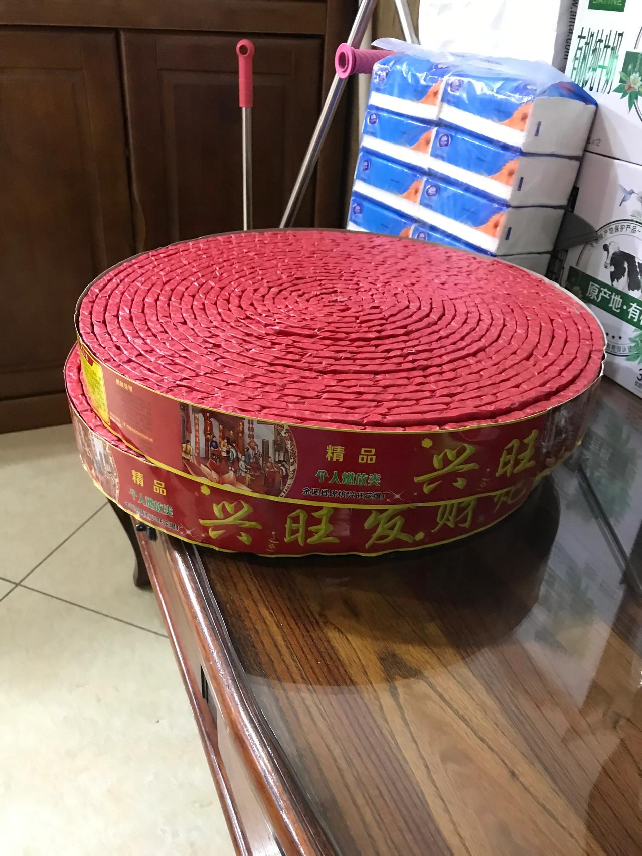 烟花鞭炮放起来，辞旧又迎新，新