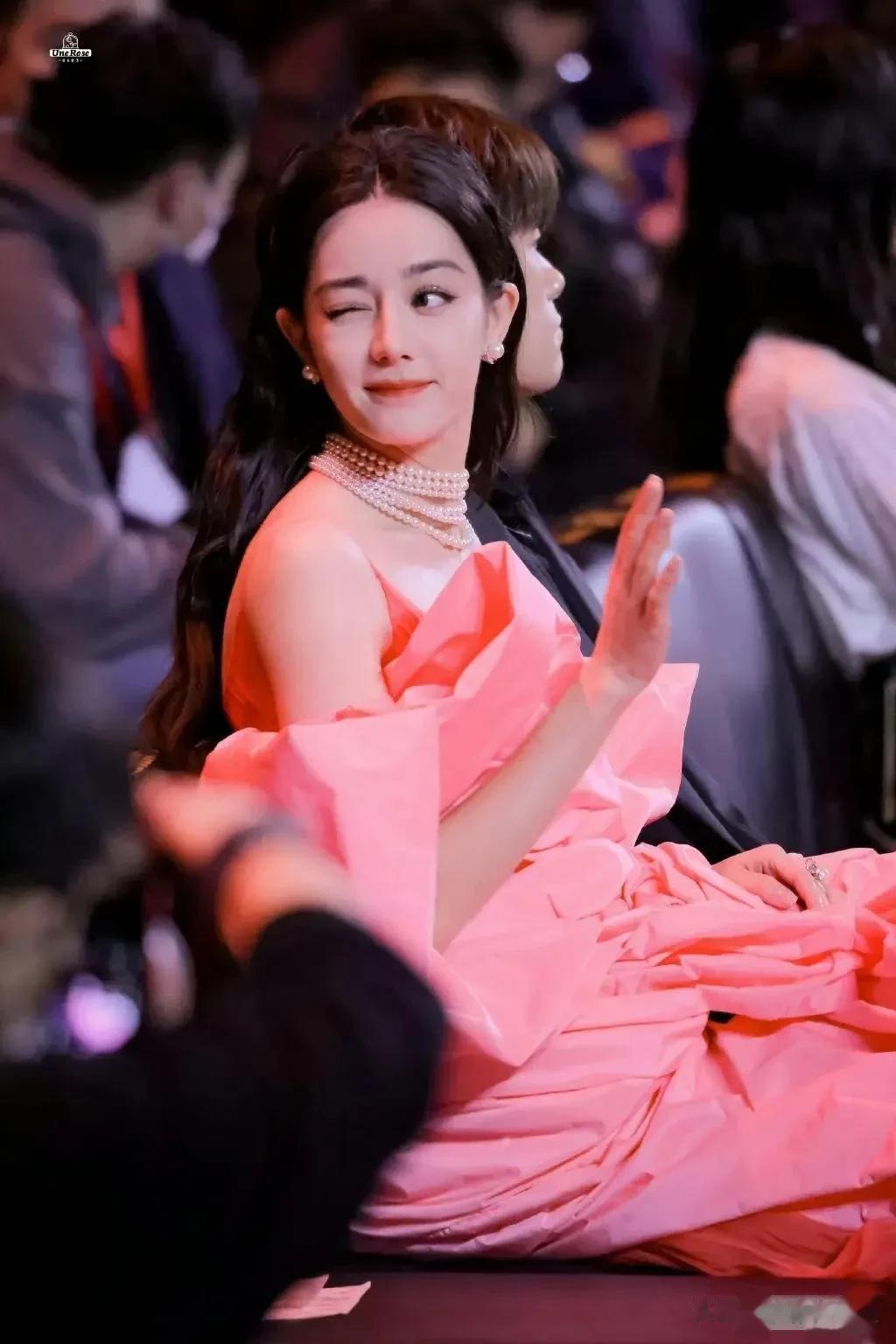 粉‮晒丝‬迪丽‮巴热‬微‮之博‬夜内‬场照，她向‬粉丝wink也太可‮了爱‬吧
