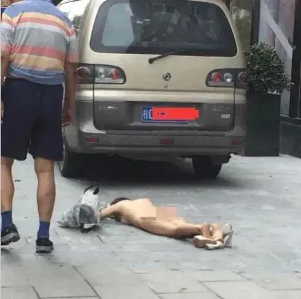 你以为这样老公就会回心转意？
他只会觉得你更无理取闹，
看你更加的厌恶！
男友喜