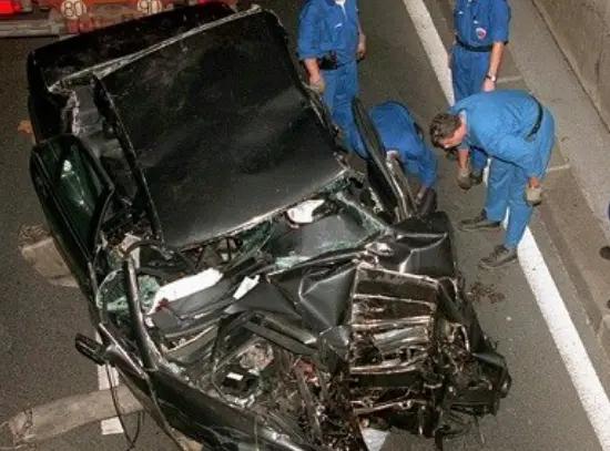 1997年，，戴安娜车祸后的真实照片，当时车已经被撞成这样了！但是她当时没有当场