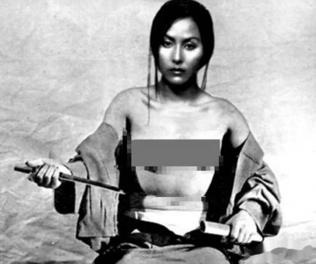 1945年，一名漂亮的日本女性切腹自尽照片，愚昧又残忍！

为什么在犯下某些错误