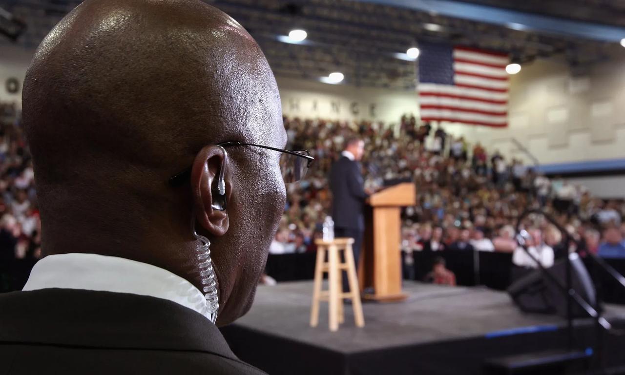 美国白宫特勤局一个黑人特工，20年警龄，2015年在一次外勤警戒任务中，被两个地