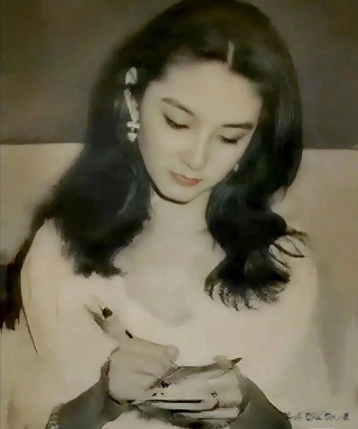 大美女们留黑长直，个顶个的石破天惊[爱慕][爱慕]
发如墨瀑，随意的披散下来，又