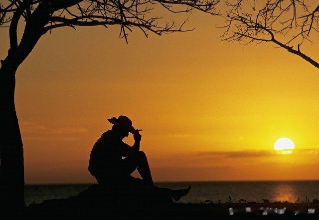 已过五十中年翁，青春不再见衰容。鬓处已生白丝缕，眼角皱纹亦重重。试想曾经多年少，