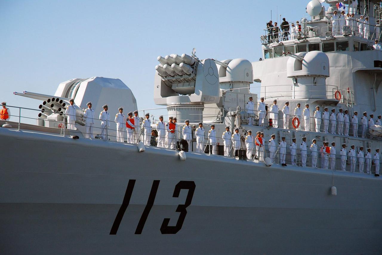 2006年，052型驱逐舰青岛号与881号综合补给舰组成的出访舰艇编队访问夏威夷
