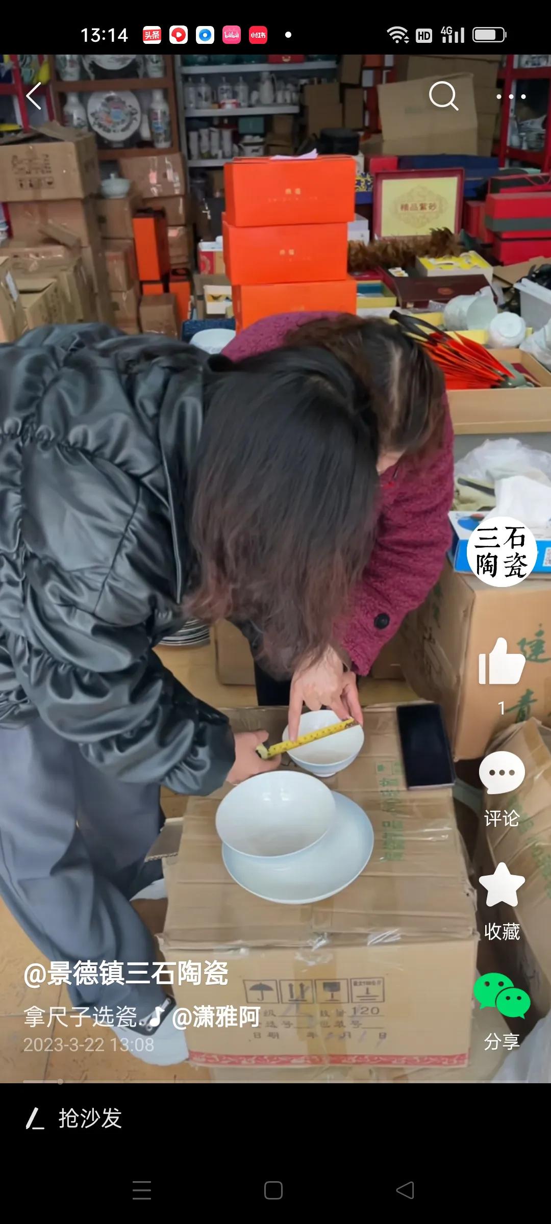熊磊现在不知道是忙，还是闲。
拿着尺子进店为粉丝们选品。
一根筋的熊磊和店家较上