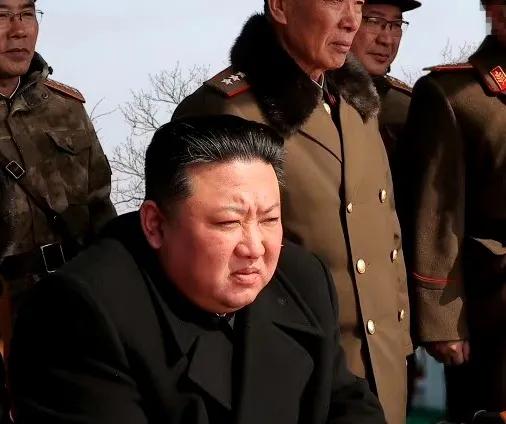 难以想象他仅是一个80后，却头发都白了，可见长期面对美国的威胁压力有多大，要保护