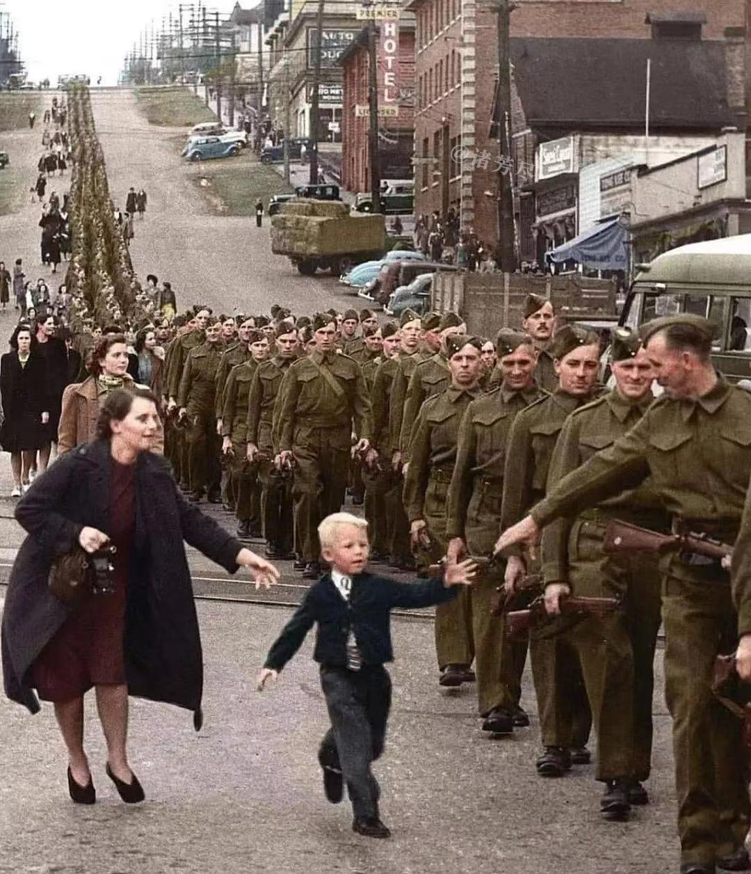 1940年，加拿大温哥华，一个小男孩冲向他即将走上战场的父亲，镜头中的他看上去不