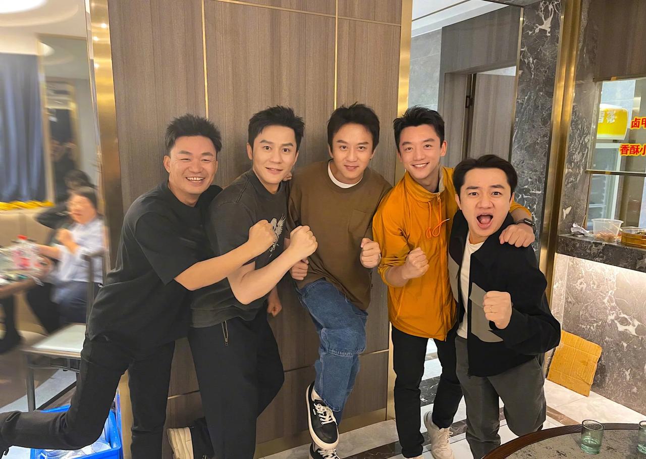 王祖蓝的头怎么那么大[捂脸]，不比不知道，一比吓一跳，他个子最小头竟然是最大的一