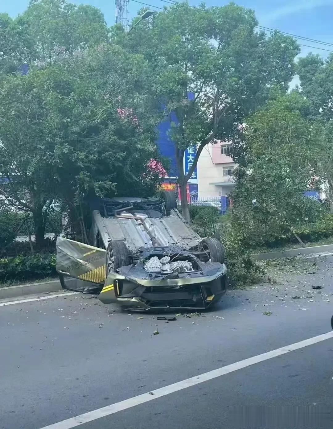 来，大家猜个车，这怎么翻的？