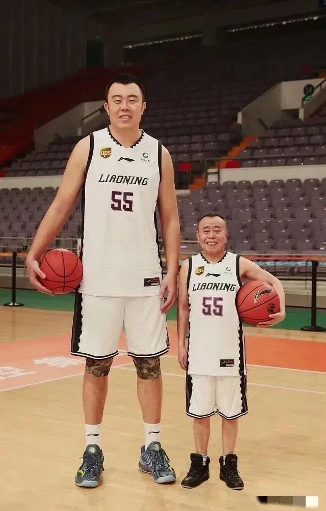 这是哥俩还是爷俩？真是一个模子刻出来的一样，太像了！