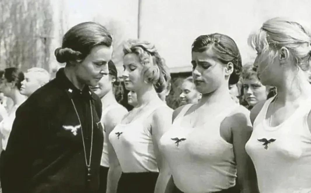 1936年，德国正在疯狂的征收召集大量的女兵走上战场，德军女兵们正在接受长官的检