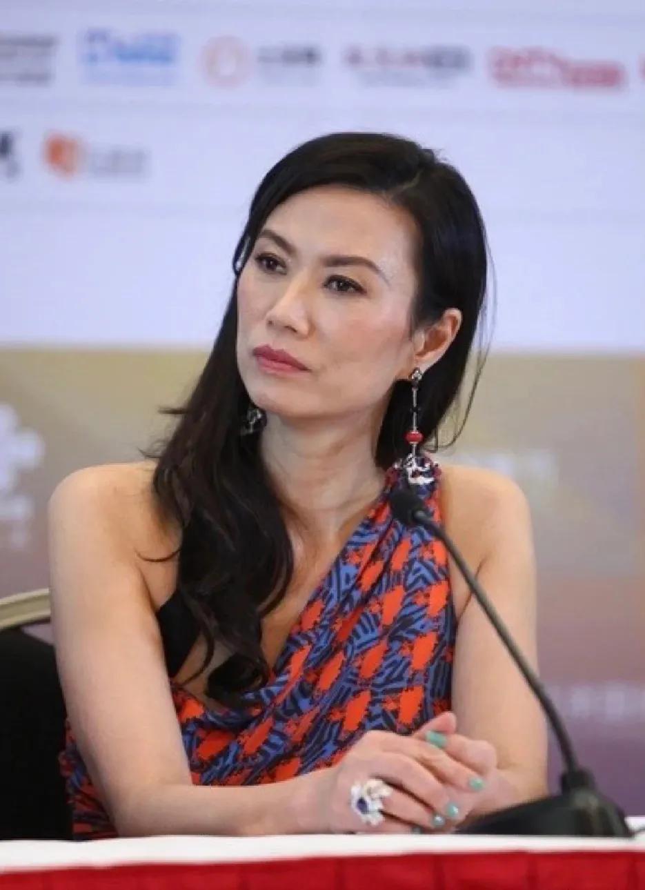 今天看了会儿邓文迪的纪录片和相关视频，发现能跨越阶层的点在于：她精准掌握了男女交