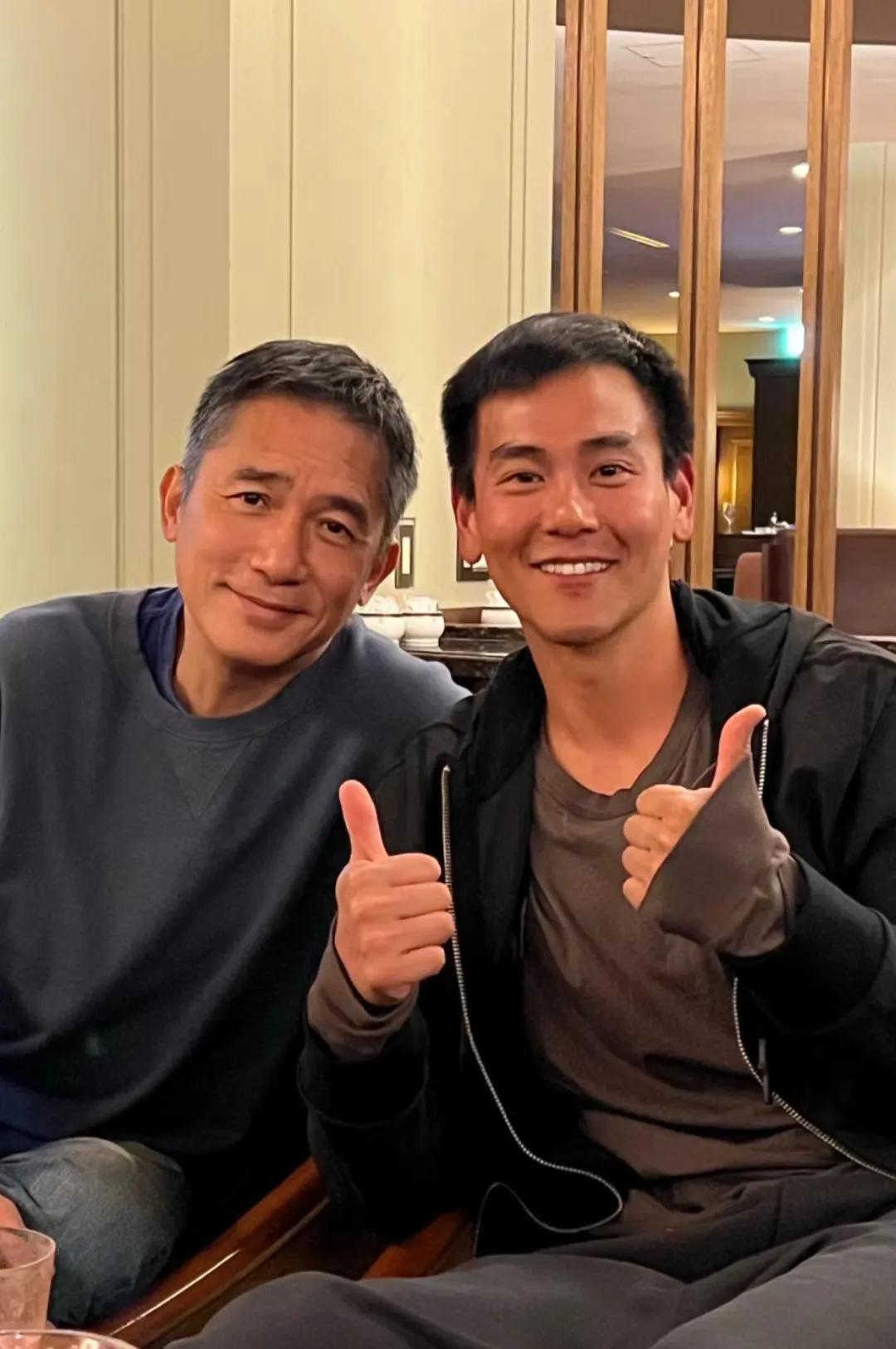 刘嘉玲镜头下的梁朝伟彭于晏，两人坐在一起看着镜头画面有种跟老爸一起照相的感觉，特