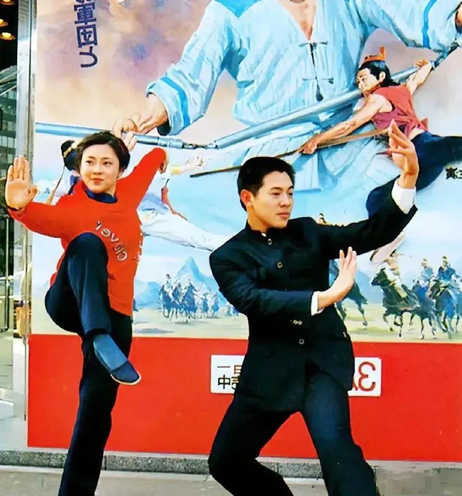 80年代，李连杰与前妻黄秋燕双剑合璧展示功夫的场景。
年轻时的俩人真的是俊男靓女
