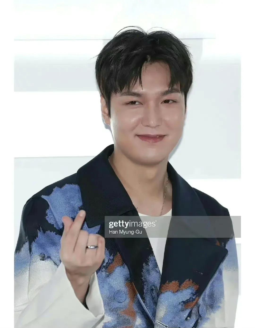 袁咏仪男神李敏镐怎么肿成这样了，是不是针打多了，好像韩国男星都逃脱不了这个现实，