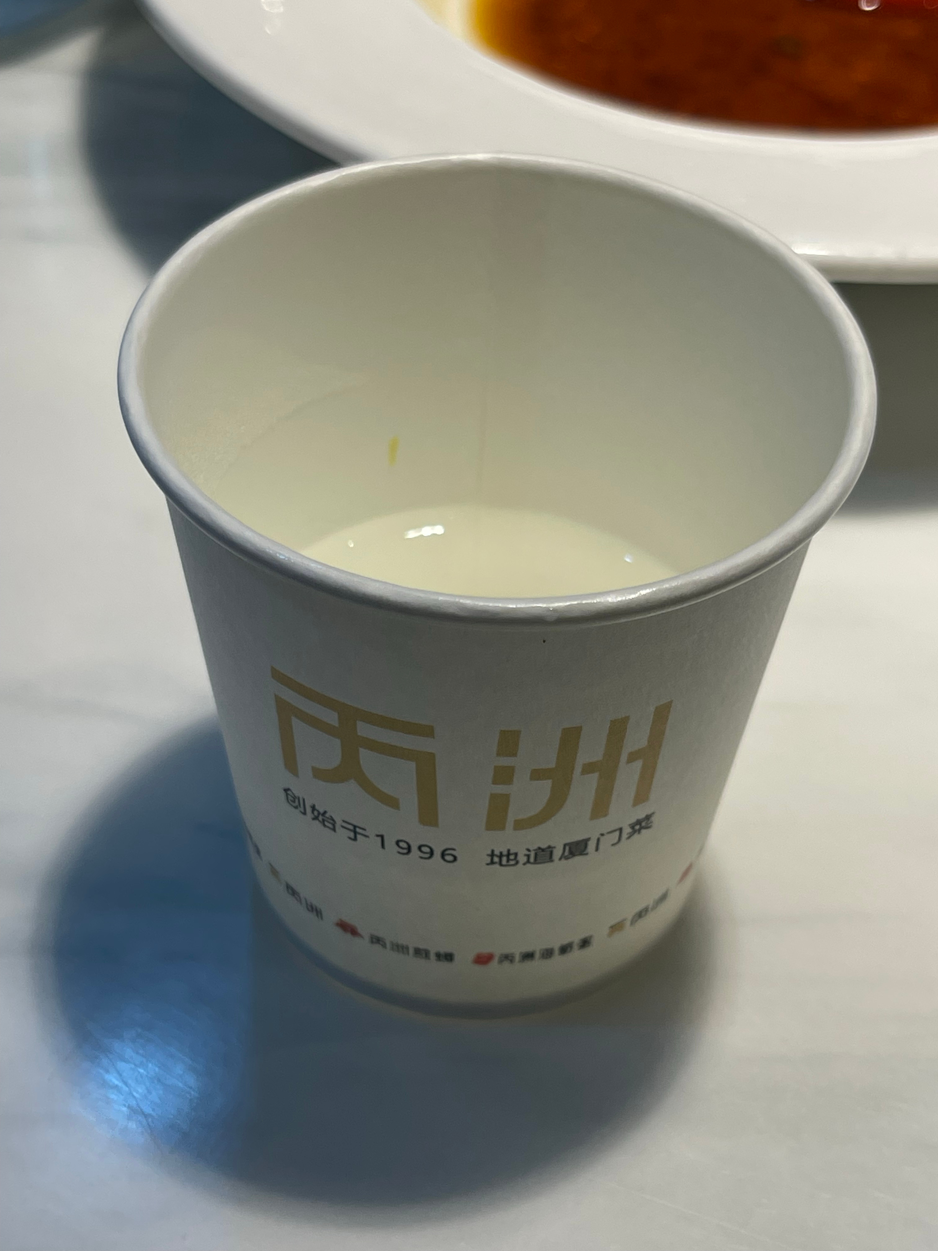 刚在厦门𝗦𝗠一期丙洲吃粥！吃完要喝水，发现杯子里有一只飞虫[允悲][允悲]湾
