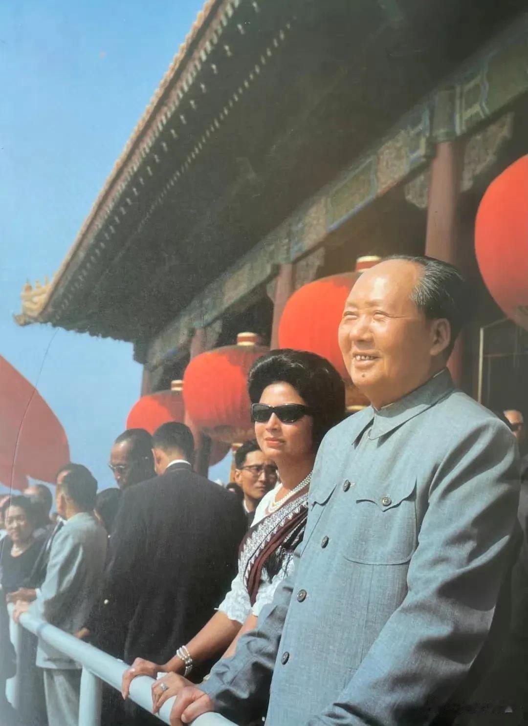 【照片故事】1965年10月1日，毛主席在天安门城楼上，旁为柬埔寨莫尼克公主。
