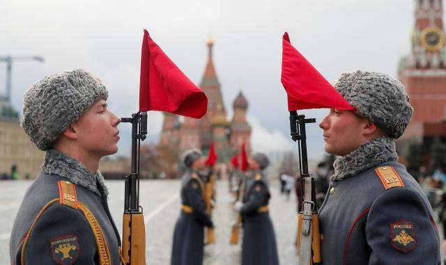 俄罗斯攻打乌克兰这一年，到底花