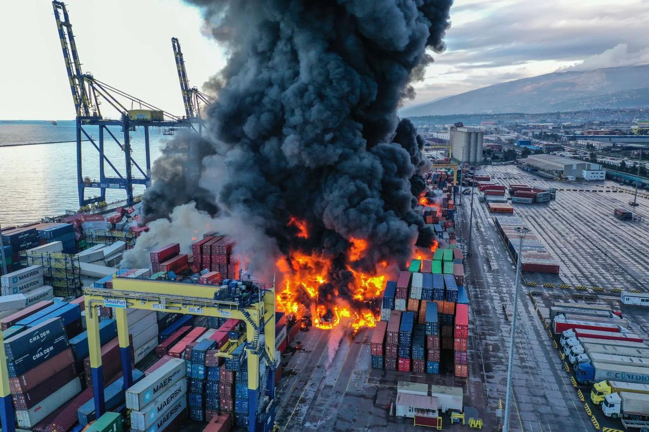 土耳其大地震已经引发了港口集装箱的火灾，对于土耳其消防来说压力不小，又要忙于抗震