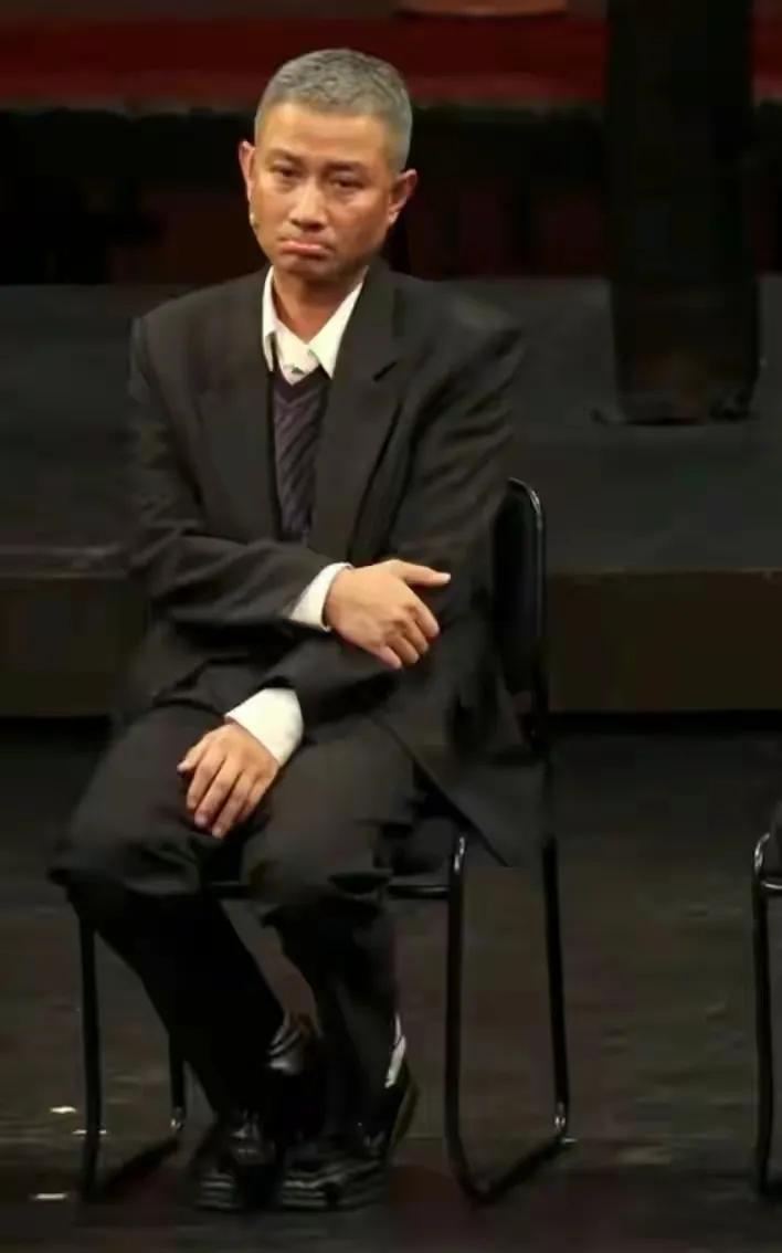演员文章这是怎么了？
许久未公开露面的文章，再上台居然已经满头白发了，甚至我都感