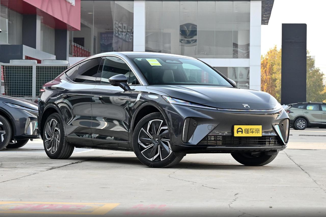 如果说5年前，是蔚来理想在单打独斗，那现在，则是各车企在向上的路上，齐头并进。
