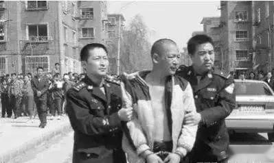 在1996年的“奸杀案”中，恶魔李伟疯狂地杀害了17名女性，令人发指。
更让人惊