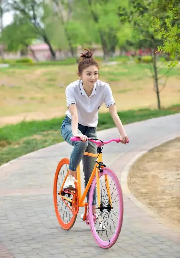 景甜有多恋爱脑，和张继科在一起的那年，景甜风格大变。

以前是人间富贵花，后来变