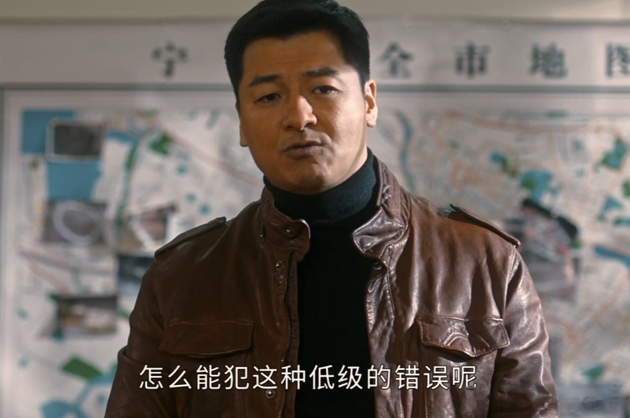 打一巴掌给个甜枣，《他是谁》里宋哲刚当众痛训卫国平几人，转脸又柔声细语讨好般地给