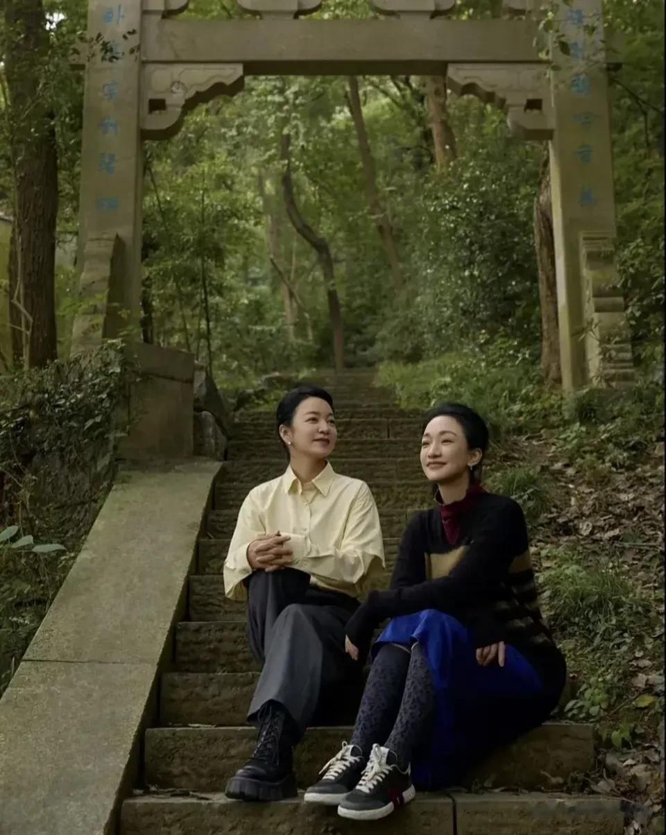 我觉得阿雅的社交能力真是一流，在我印象中，阿雅只是台湾一个主持咖，但是她居然能在