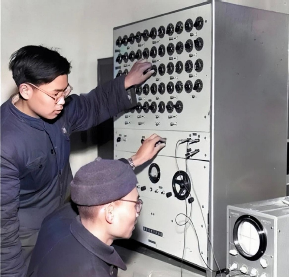 #历史那些事[超话]#1944年，一名战死沙场的德国士兵微笑着躺在地上。他双手握