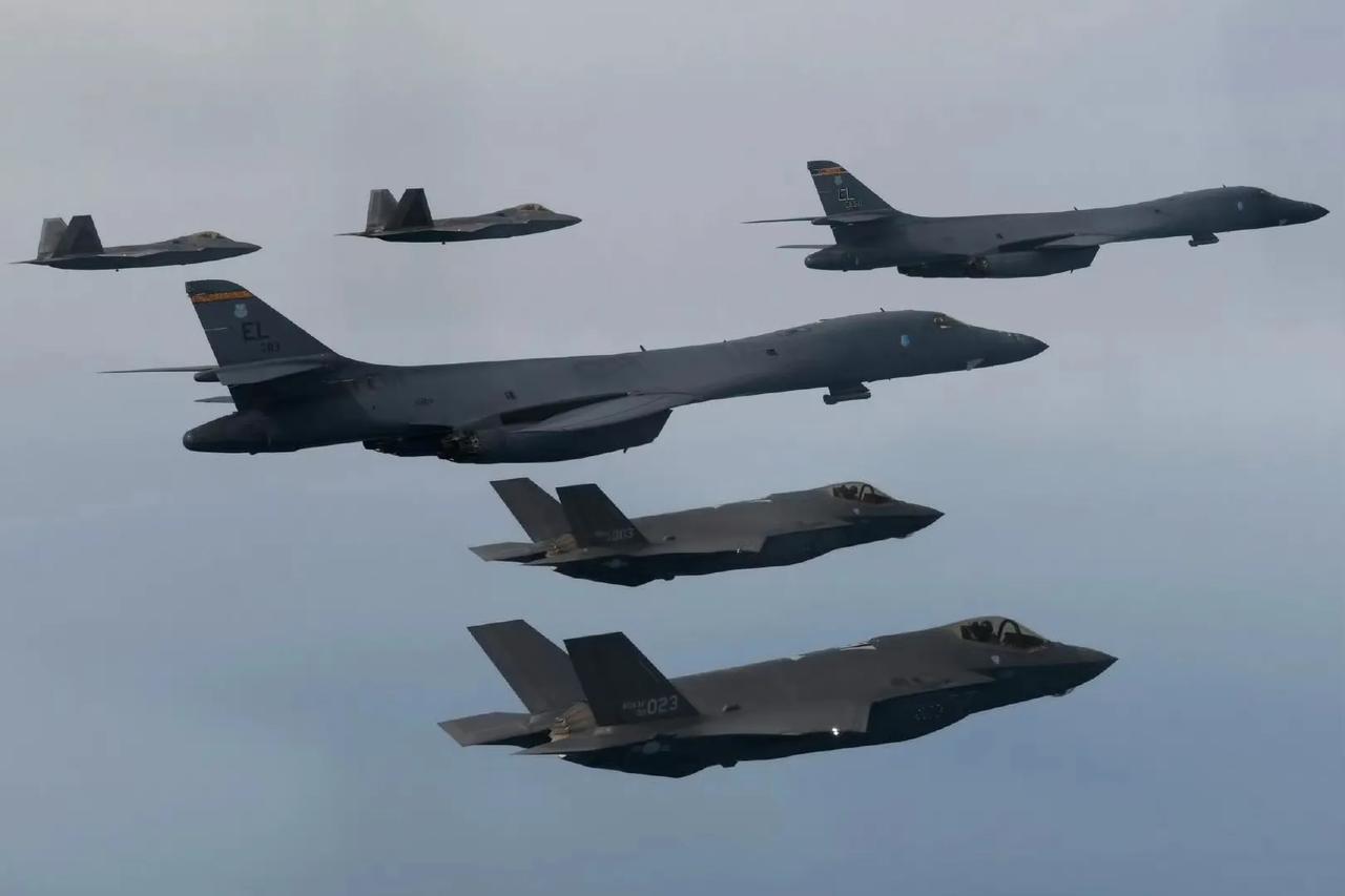 2月1日，美国战略轰炸机在黄海上空耀武扬威！还以为是20年前？只是耗费大量燃油外