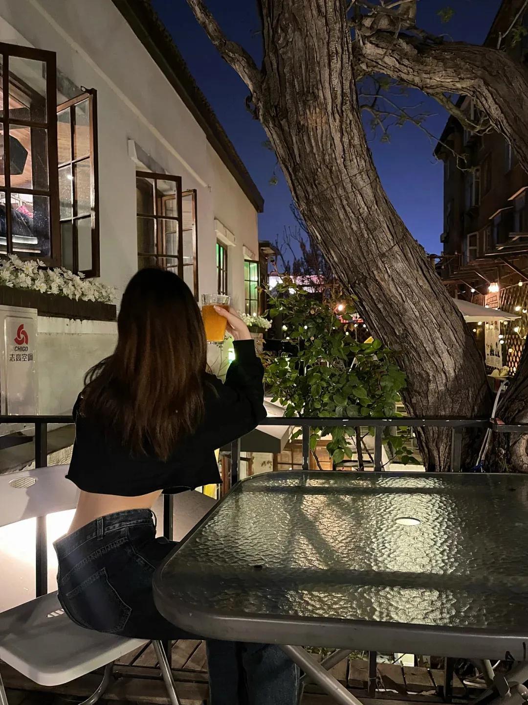 什么是成年人的快乐？
昨天和好友找了个小露台喝精酿
这种天气坐在室外刚刚好凉飕飕