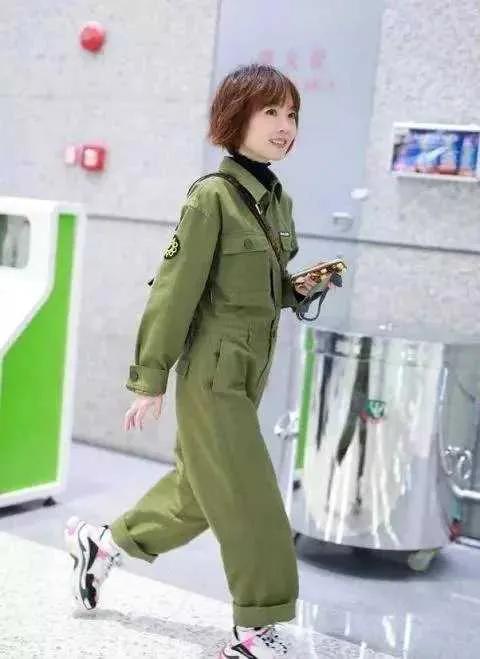 照片中可以看到，鲁豫穿着打扮非常时尚前卫，穿了一件绿色的连体工装，像这样的打扮风