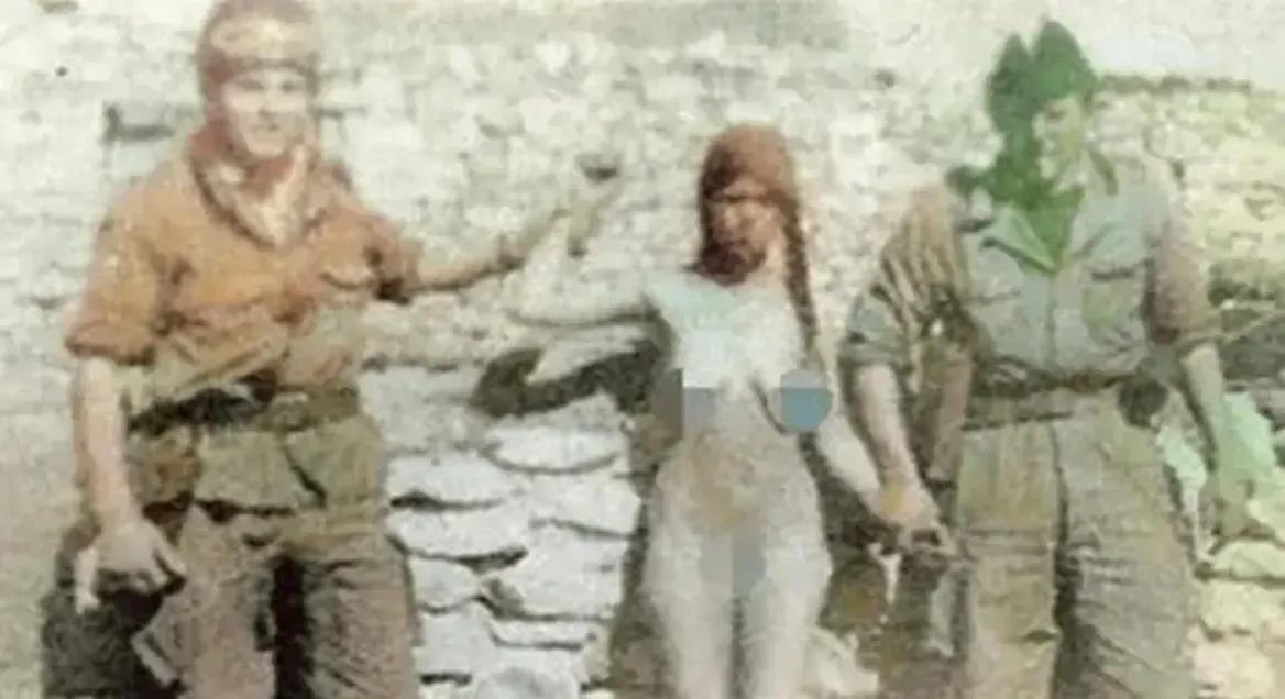 两个法国士兵强迫一名阿尔及利亚少女脱光衣服并牵起自己的手拍摄了这张照片！
195