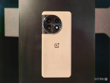 一加11木星岩限定版发布会上，一加展示了在背板上采用不同材质的经典机型，其中有你