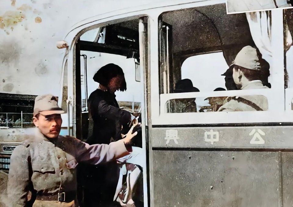 #历史那些事[超话]#1938年春天，日本占下的南京，一个卷发的年轻女子低着头坐