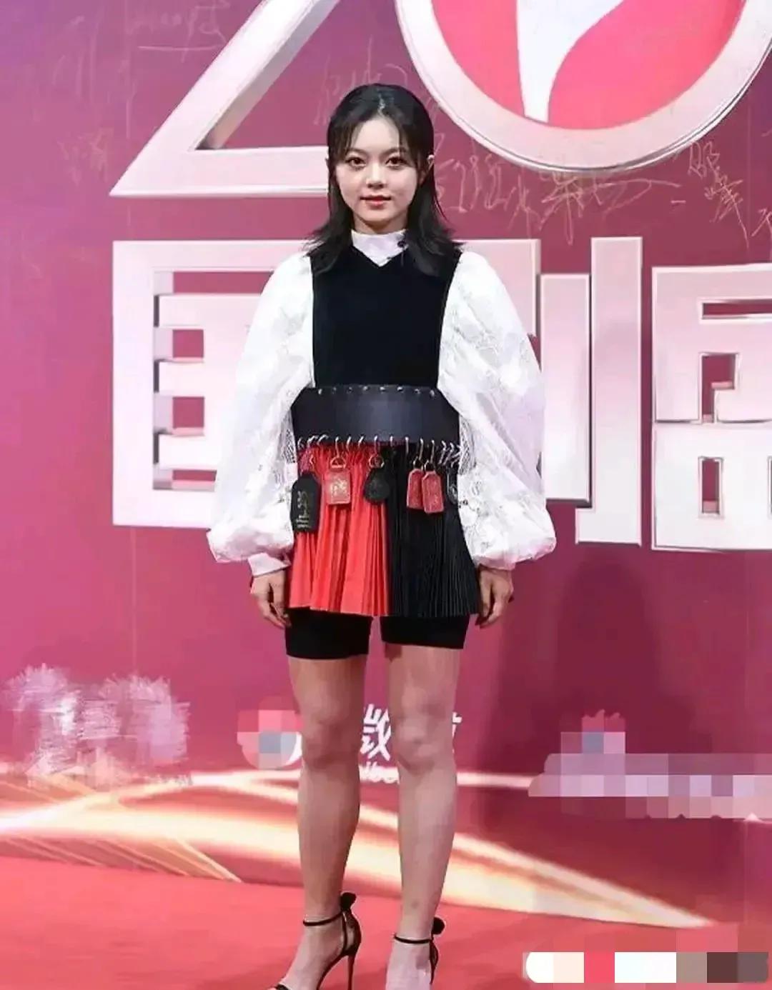 赵今麦怎么变成这样了？应该是得罪了造型师，把她弄成了哪吒，毫无星味儿可言。

赵