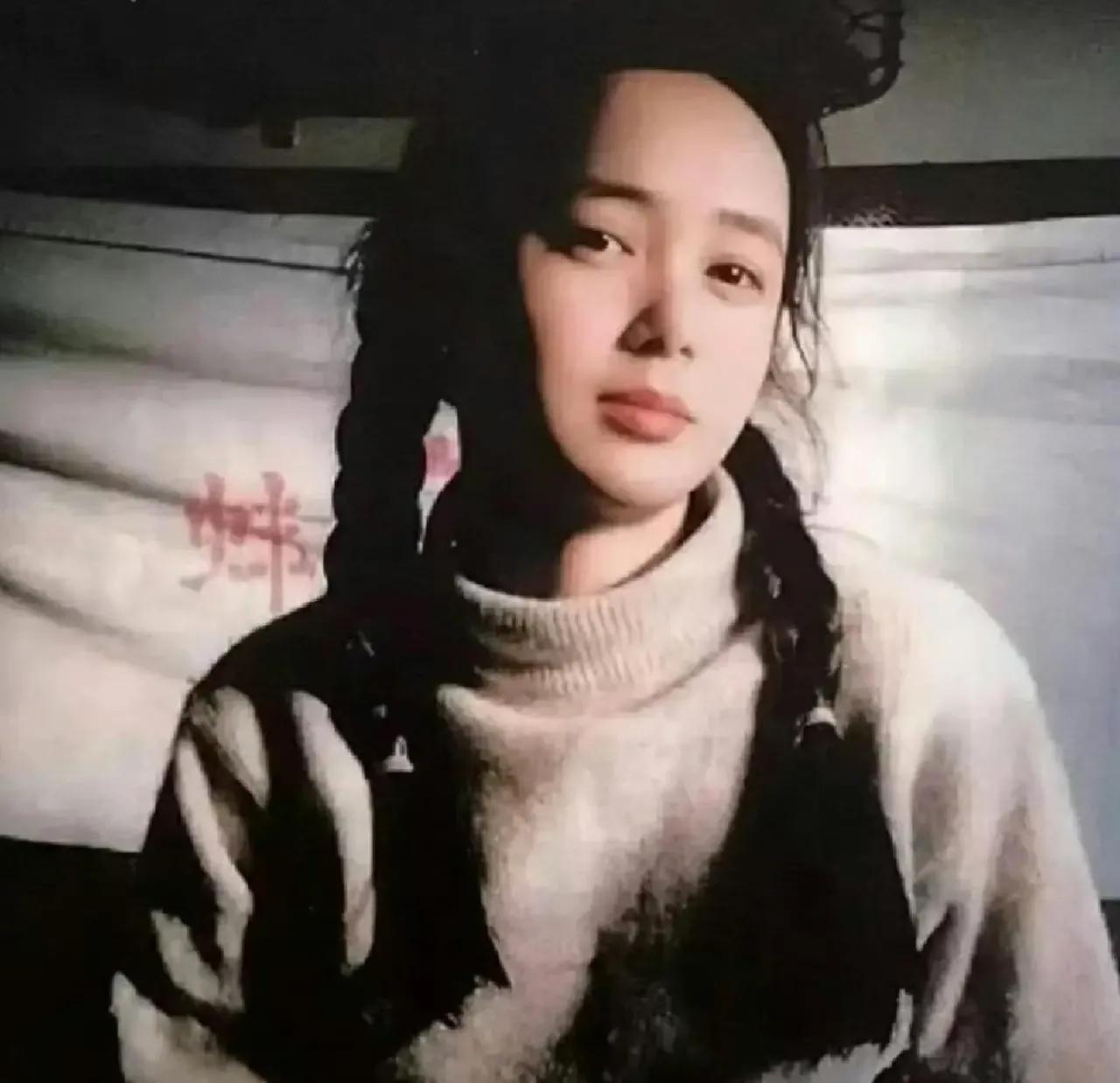 雯丽啊 放弃你的海尔兄弟头发吧😭
蒋雯丽  长发的蒋雯丽像是洋娃娃（和马思纯好