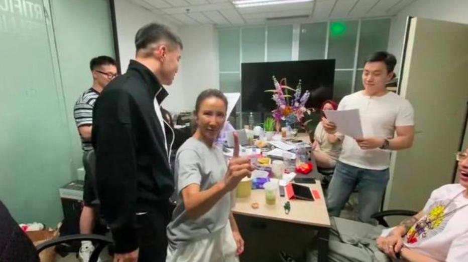 短短几个月的时间，李玟就因为婚姻问题沧桑成这样了，这脸部的状态，说实话，有些过于
