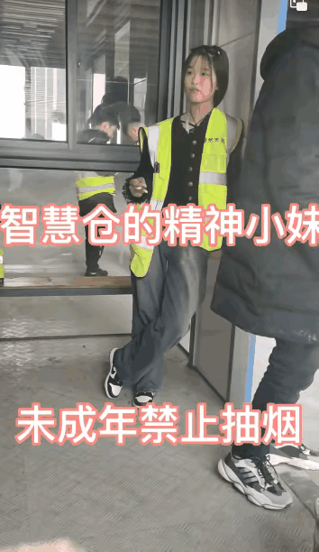 年纪轻轻的一群小妹妹，百无聊赖地抽着烟[惊呆]看弹弹灰的动作，没有七八年的烟龄，